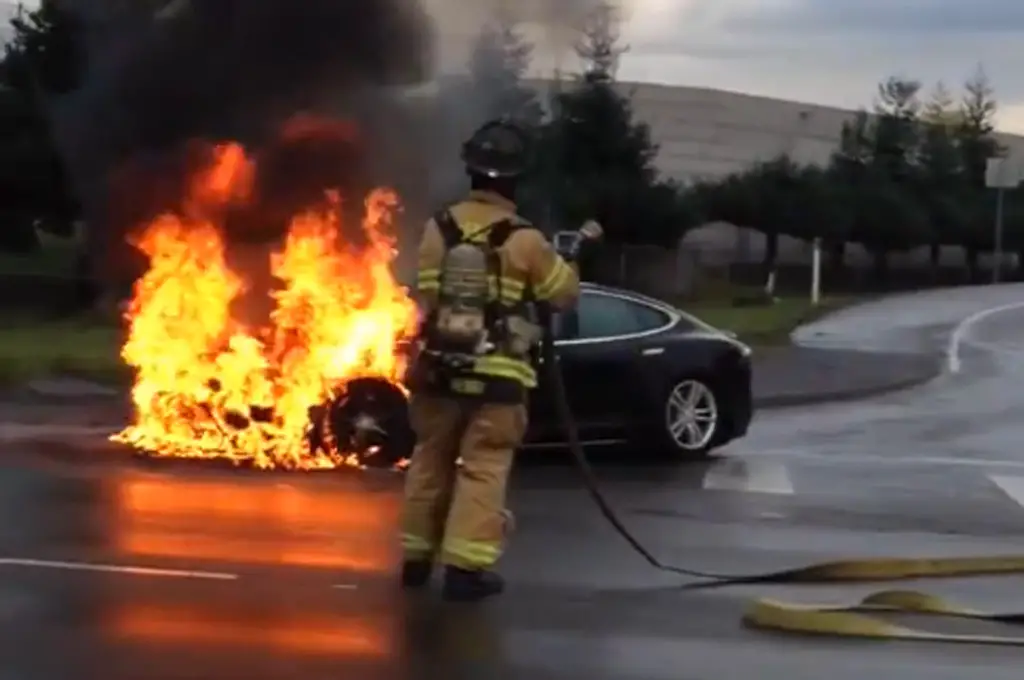 2013-Tesla-Model-S-fire